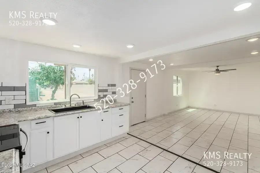 2429 E Cameron Vis - Photo 6 of 16