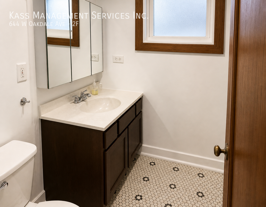 644 W Oakdale Ave #2F - Photo 4 of 10