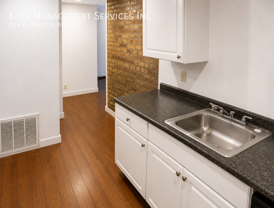 644 W Oakdale Ave #2F - Photo 5 of 10