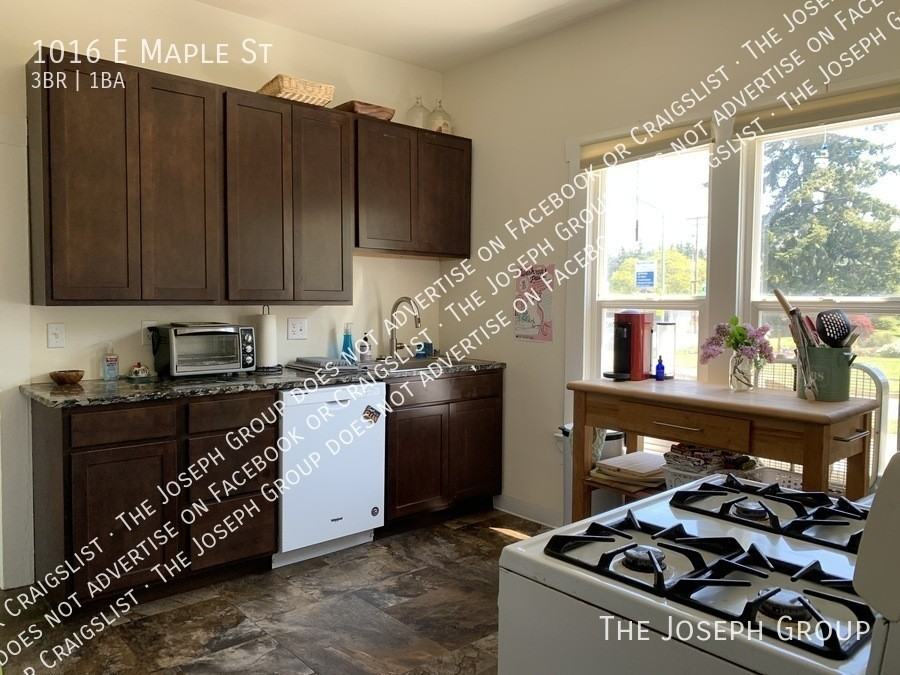 1016 E Maple St - Photo 3 of 17
