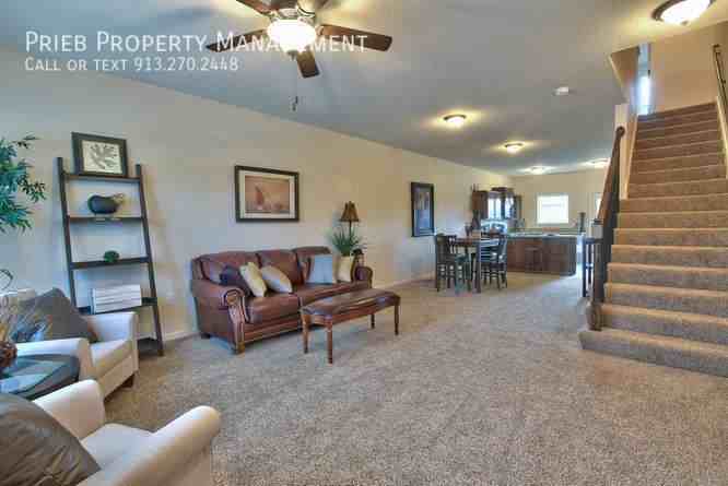 1831 W Spruce St - Photo 4 of 26
