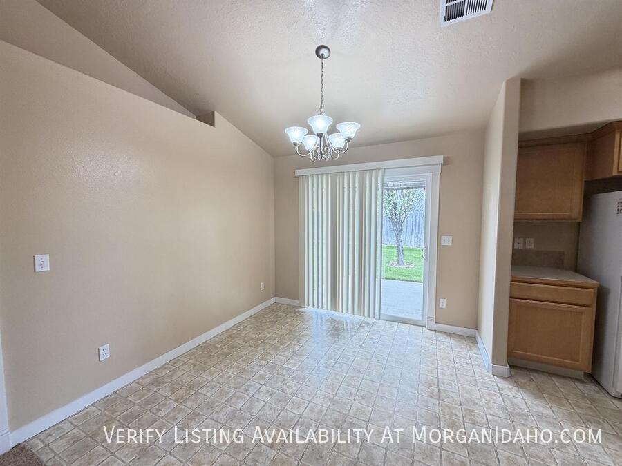 4512 Julie St - Photo 4 of 11