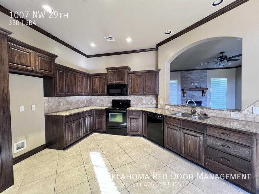 1007 Nw 29th St - Photo 3 of 36