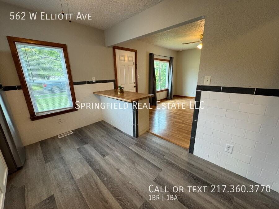 562 W Elliott Ave - Photo 6 of 11