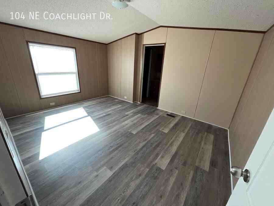 104 Ne Coachlight Dr - Photo 2 of 6