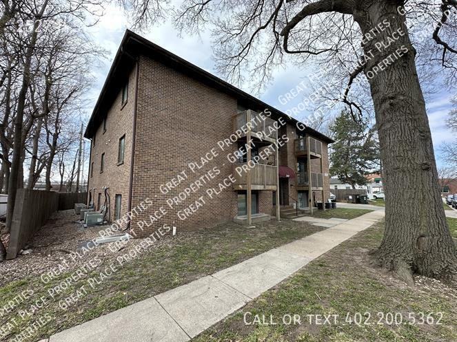 2527 H St #11 - Photo 4 of 19