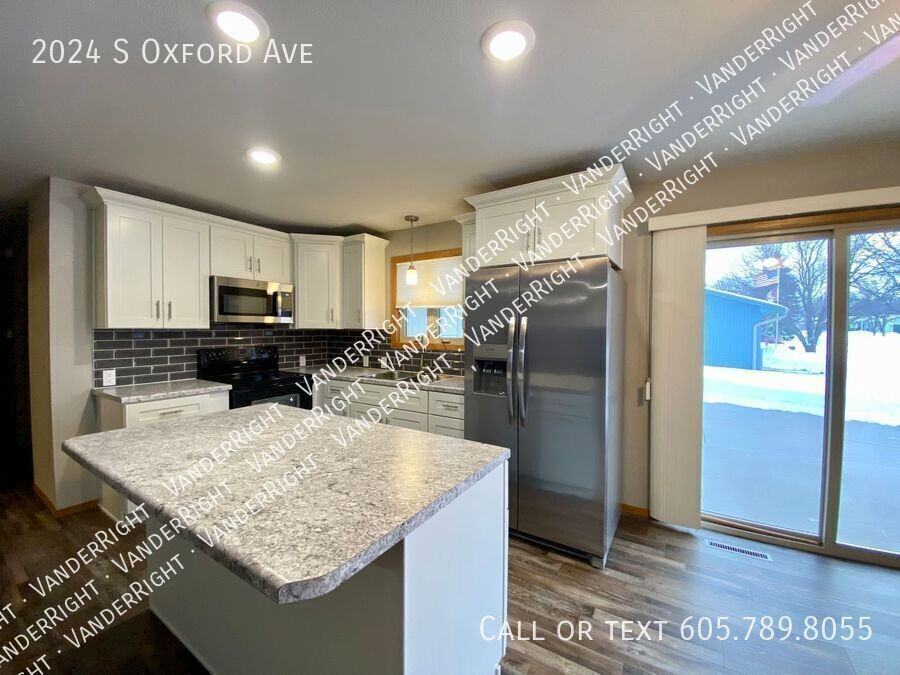 2024 S Oxford Ave - Photo 2 of 19