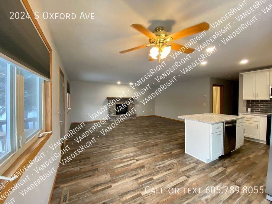 2024 S Oxford Ave - Photo 3 of 19