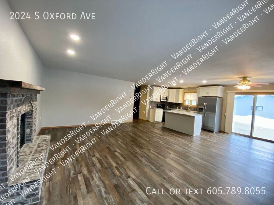 2024 S Oxford Ave - Photo 4 of 19