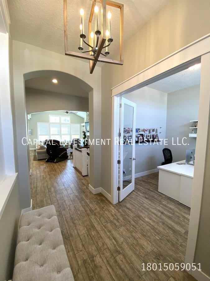 224 E Pace Ln - Photo 2 of 26