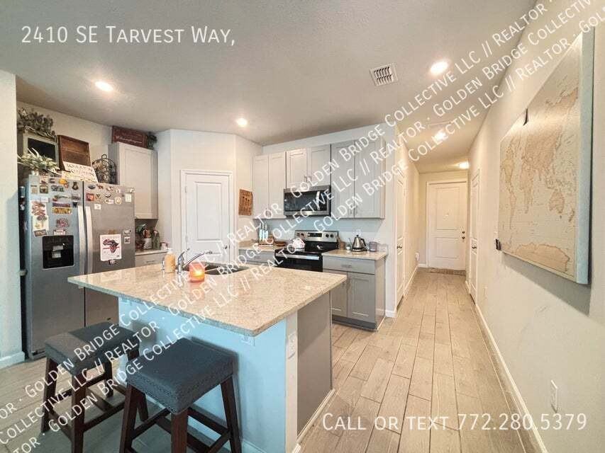 2410 Se Tarvest Way - Photo 2 of 12
