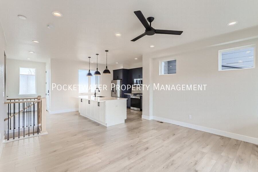 1343 Baker St - Photo 4 of 25