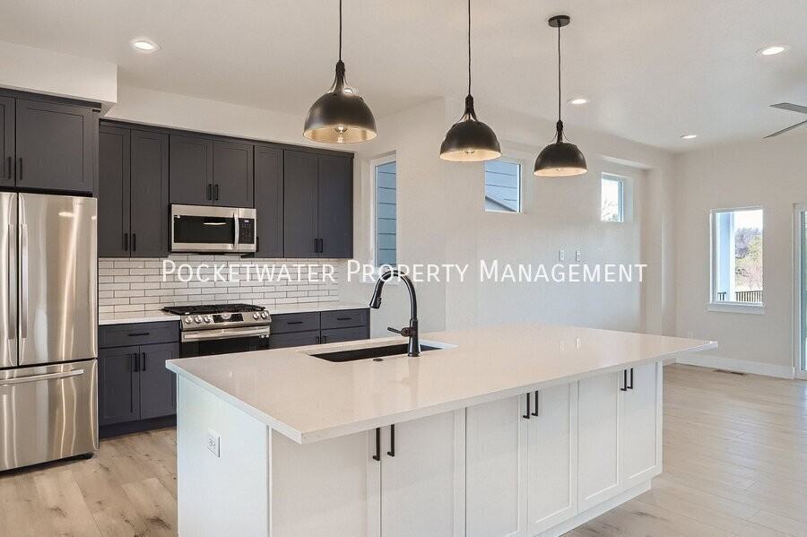 1343 Baker St - Photo 5 of 25
