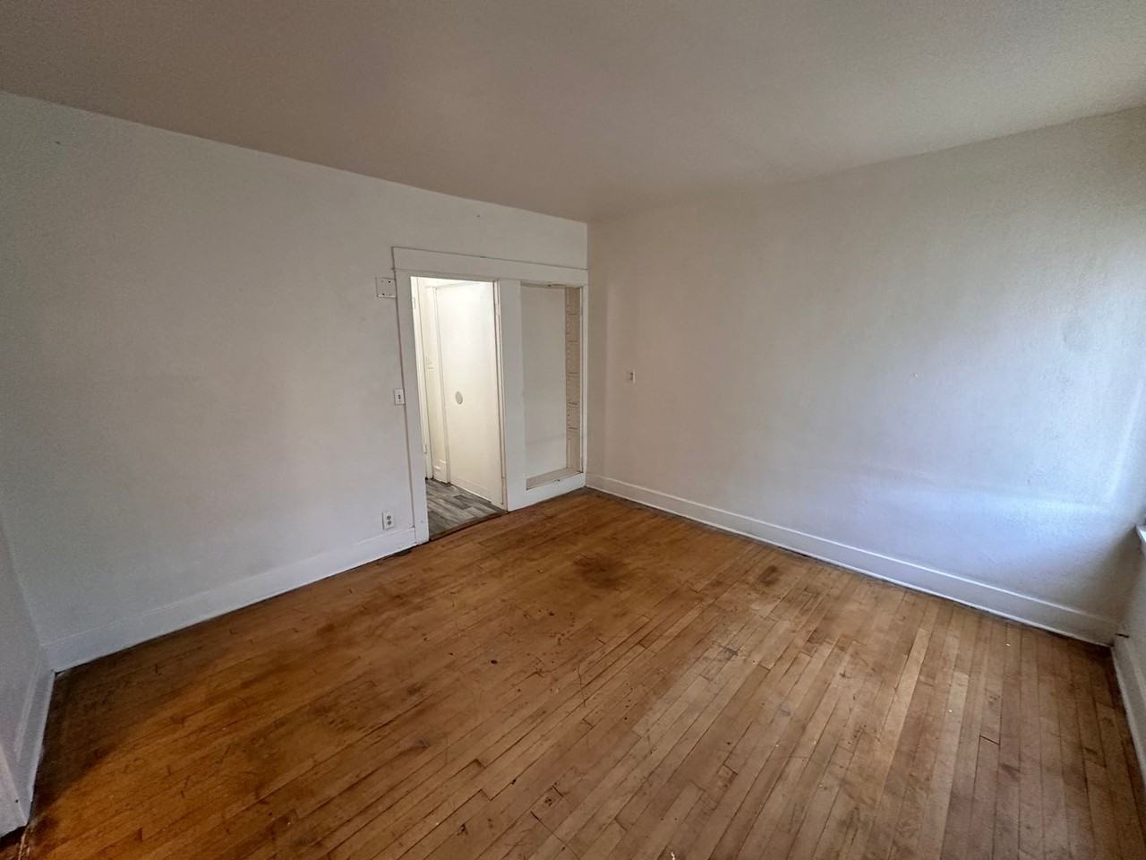 1425 1/2 N Madison St - Photo 3 of 9