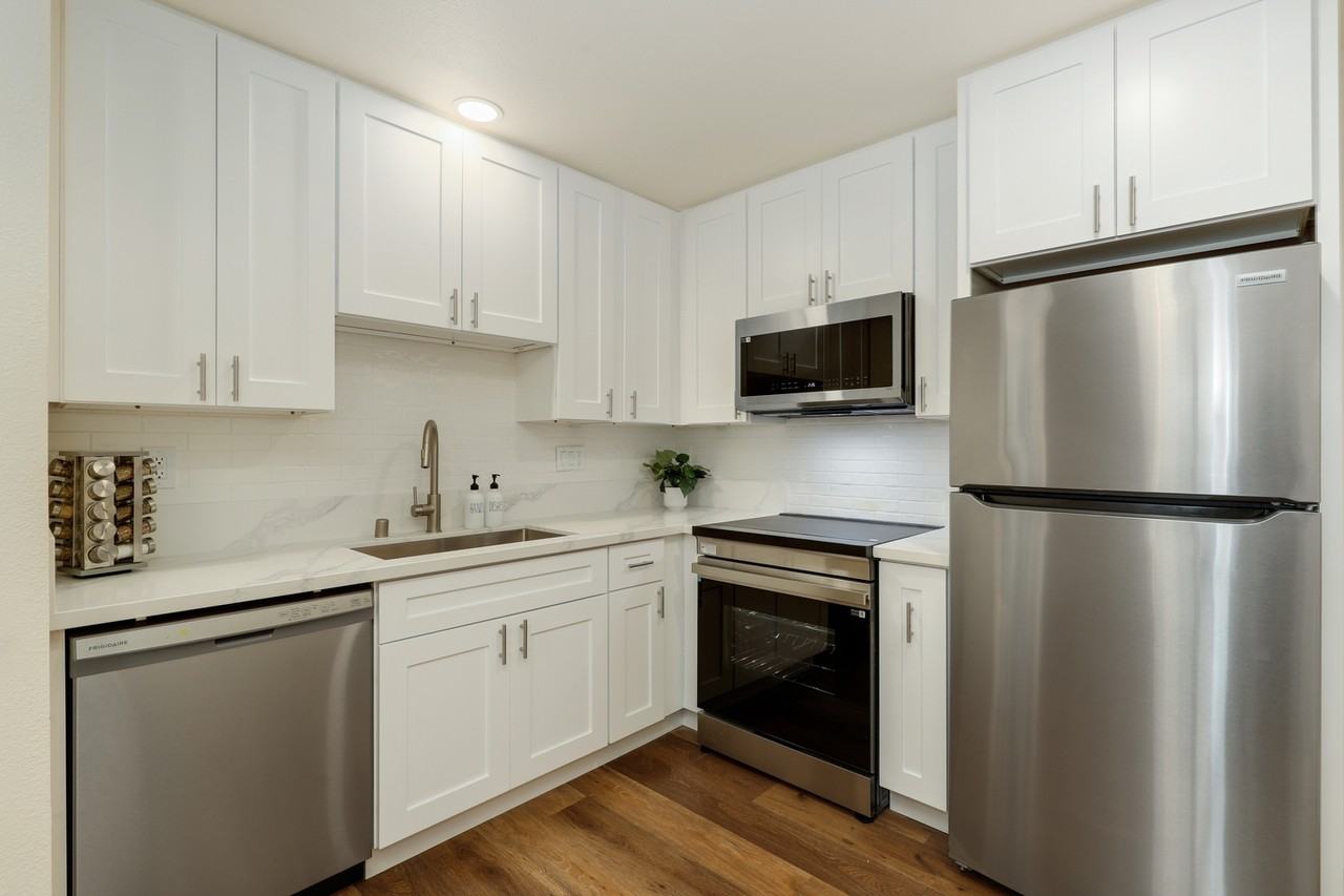3-03. 3720 - 3722 Ben Street #3722 - Photo 5 of 31