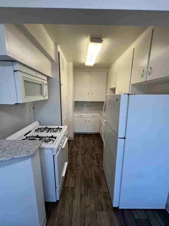 2581 1/2 Broadway - Photo 2 of 7