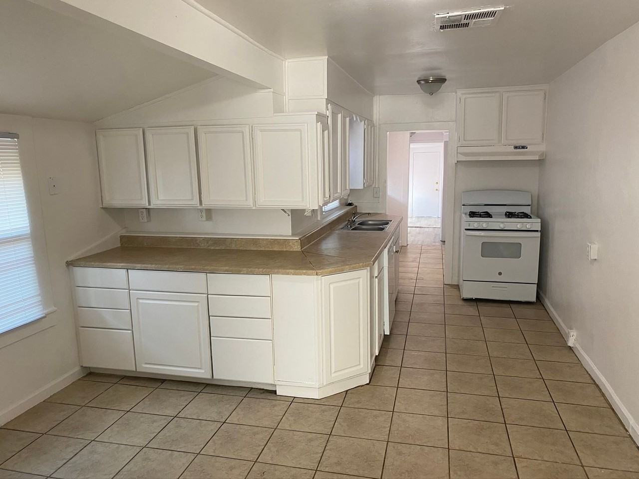 351 N D St - Photo 2 of 19