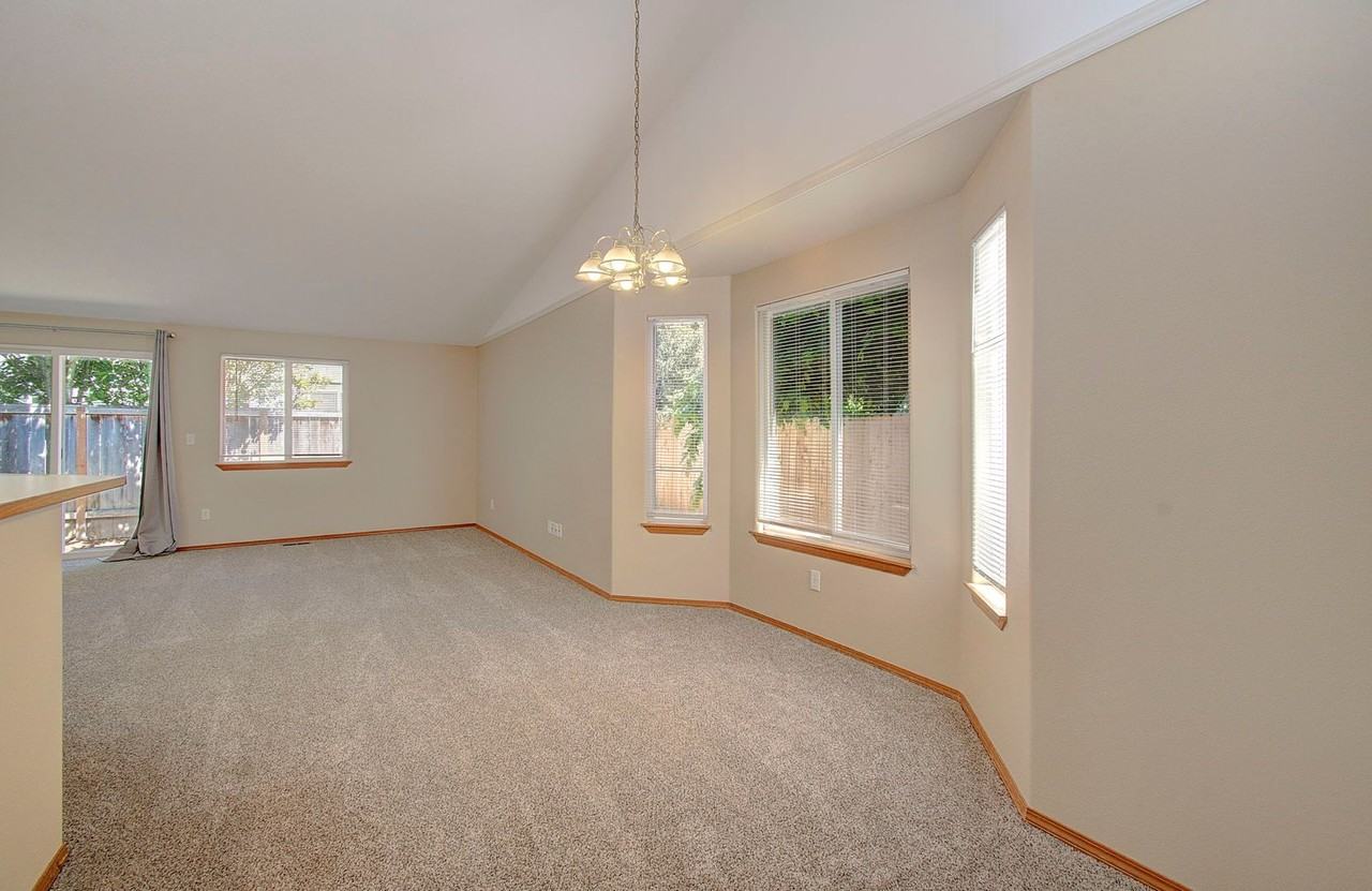 106 Ne 147th St - Photo 6 of 33