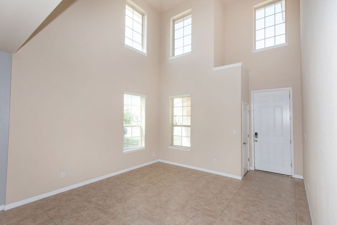 8113 Rosano St - Photo 5 of 32