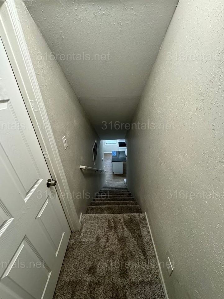 1324 S Emporia Ave - Photo 2 of 12