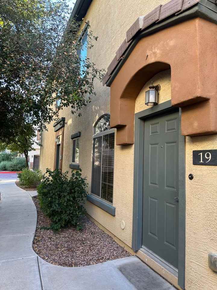 2727 N Price Rd - Photo 4 of 34