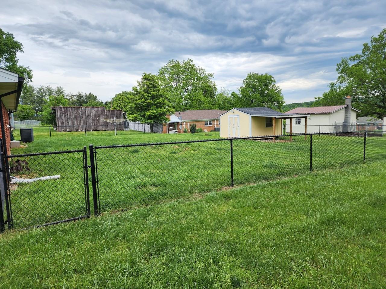1427 Reeves Mill Rd - Photo 3 of 21