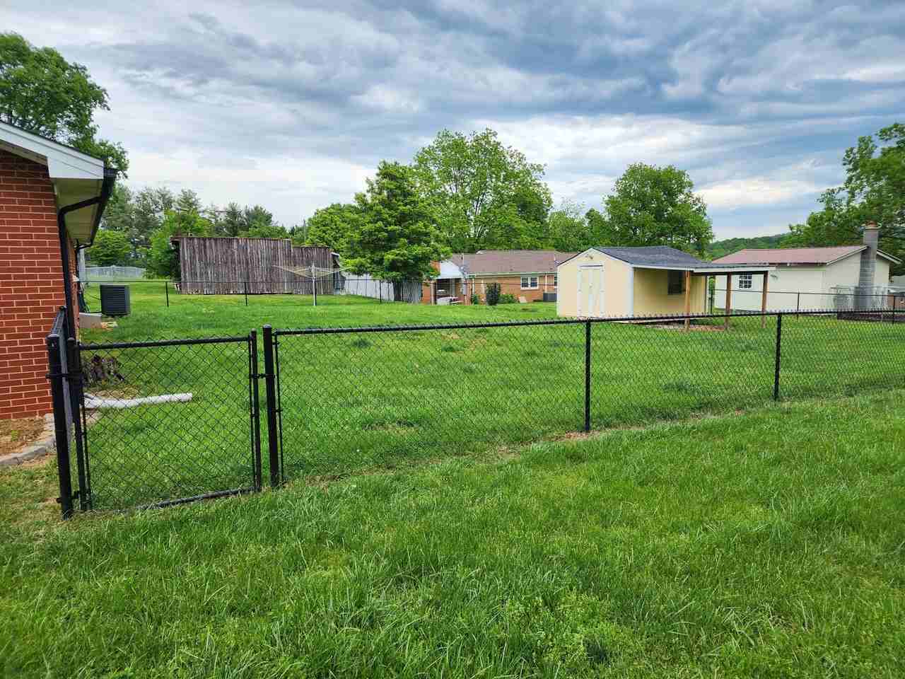 1427 Reeves Mill Rd - Photo 4 of 21