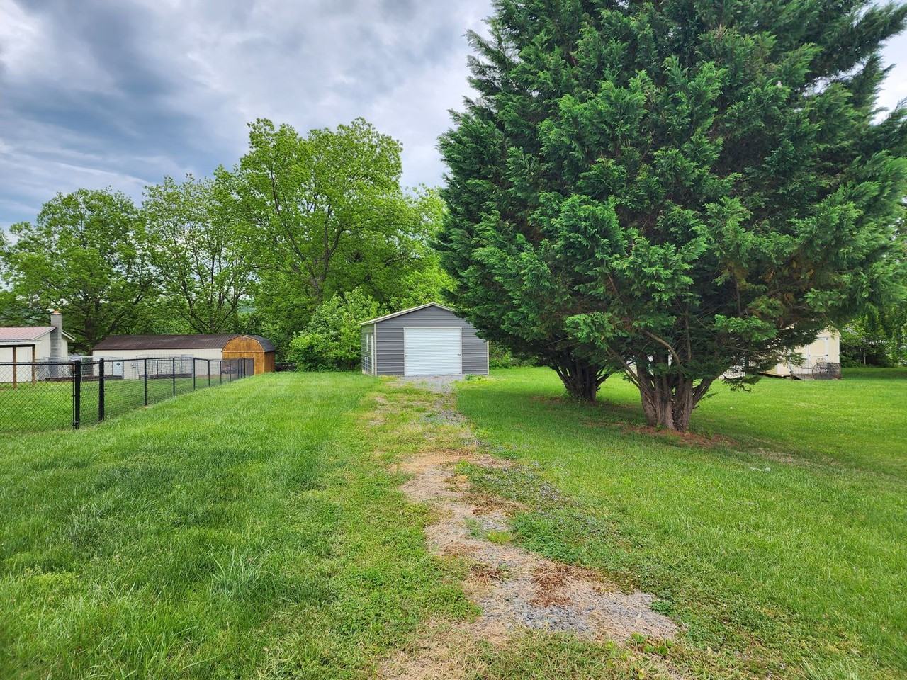 1427 Reeves Mill Rd - Photo 5 of 21