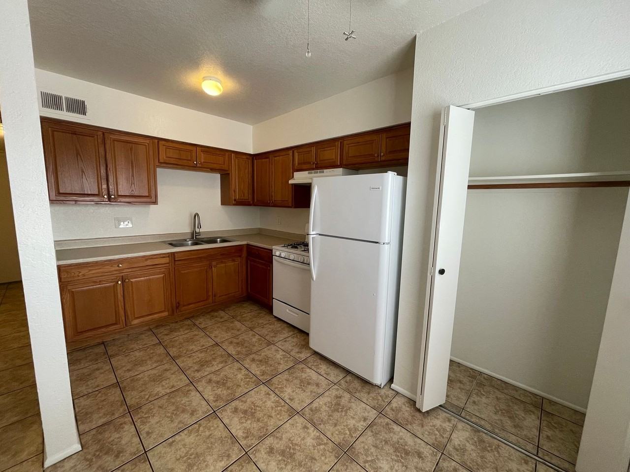 4522 E Lester St - Photo 7 of 16