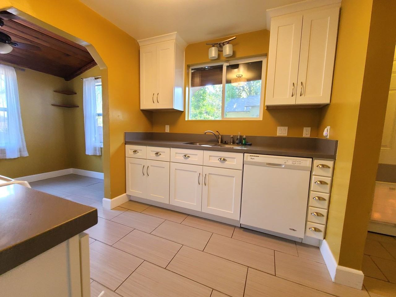 1017 Campus Ave - Photo 5 of 22