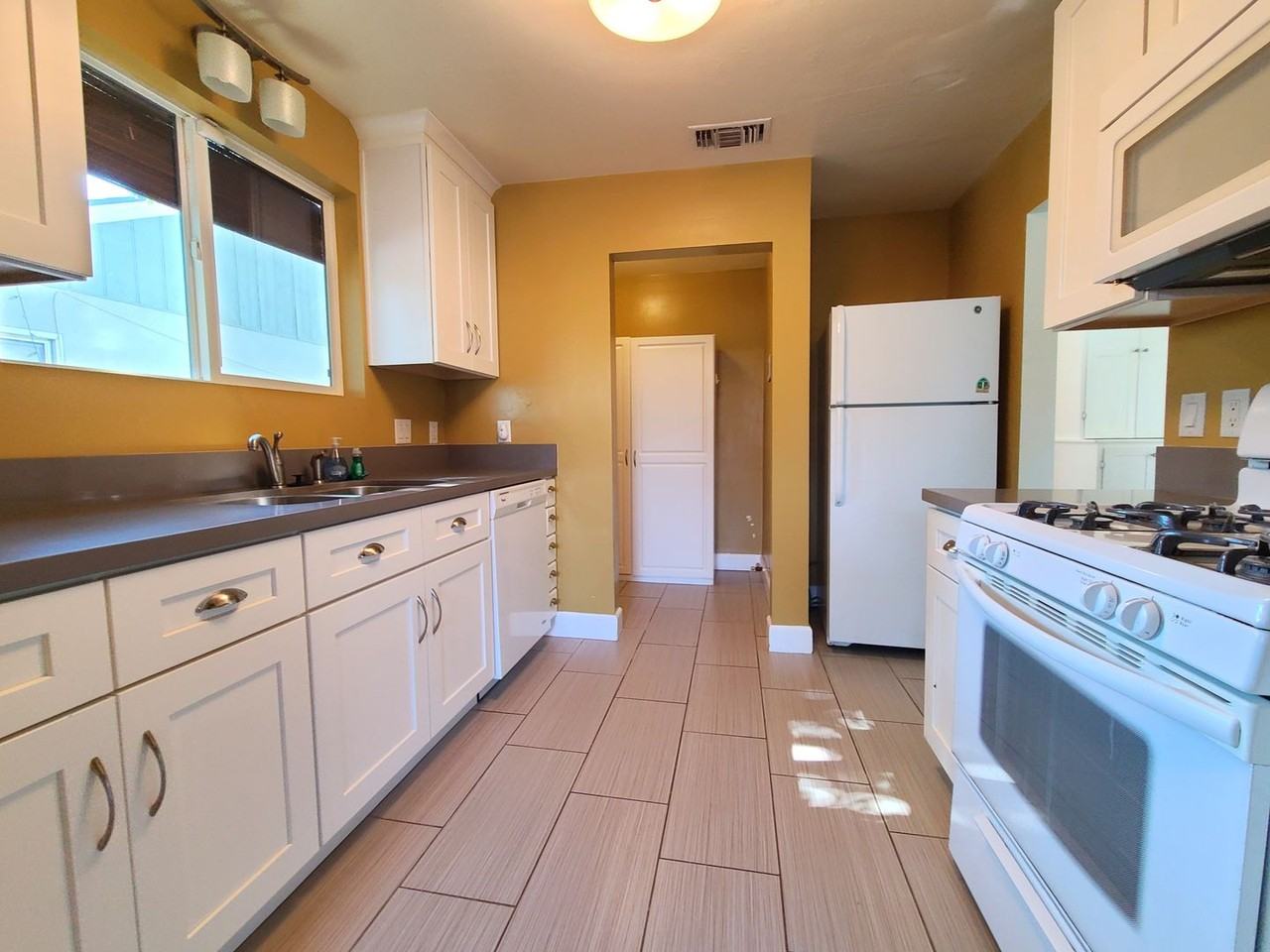 1017 Campus Ave - Photo 6 of 22