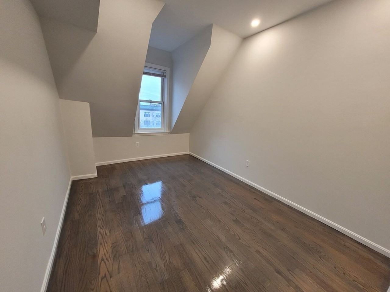 1402 Beacon St #11 - Photo 5 of 9