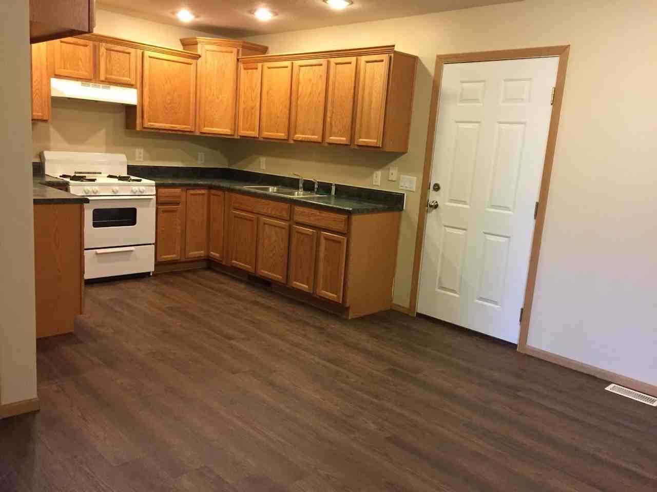 201 E Hill St - Photo 5 of 15