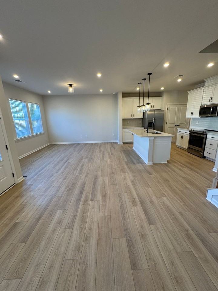 8911 Nettleton Ave - Photo 4 of 32
