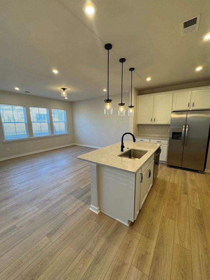 8911 Nettleton Ave - Photo 5 of 32