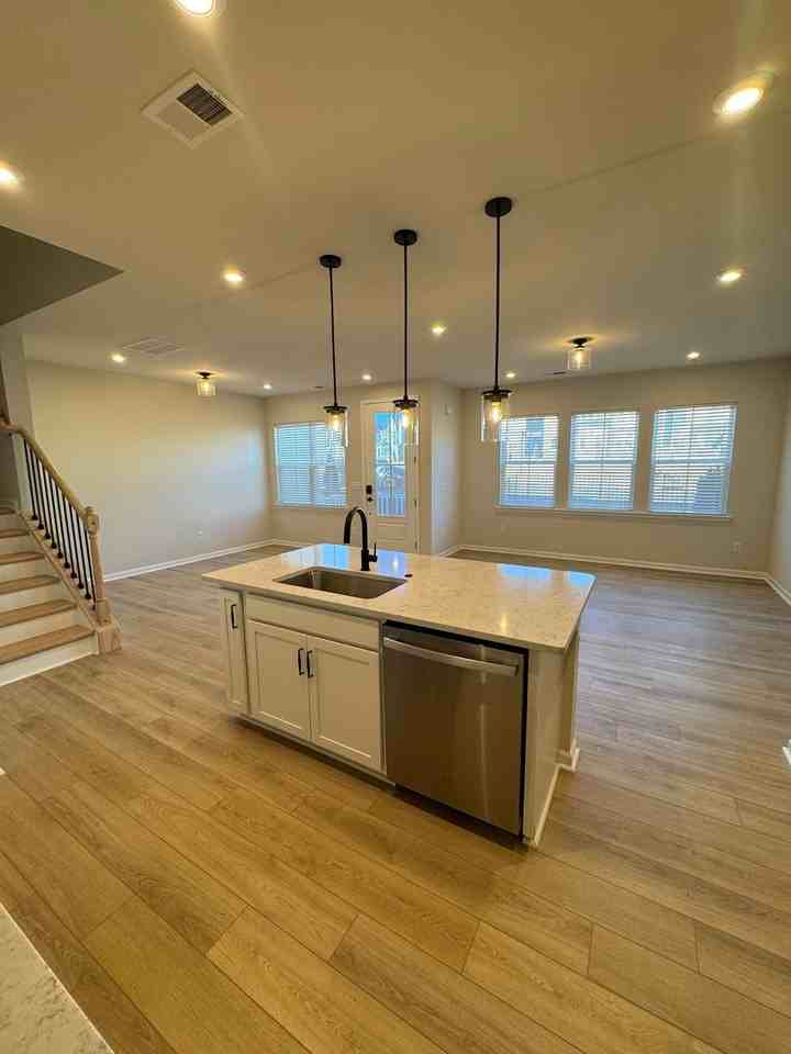 8911 Nettleton Ave - Photo 6 of 32