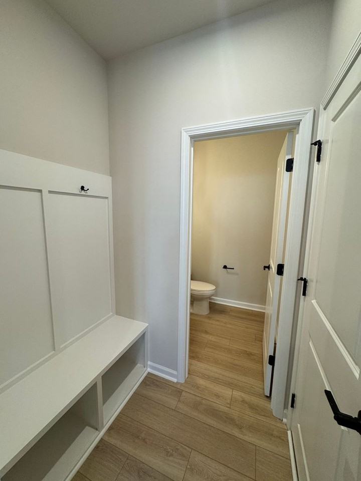 8911 Nettleton Ave - Photo 7 of 32