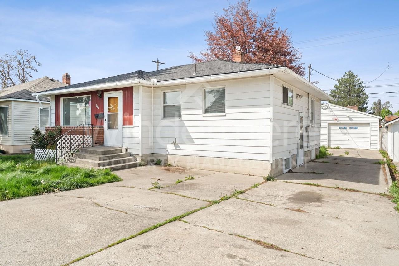 827 E Empire Ave - Photo 2 of 50