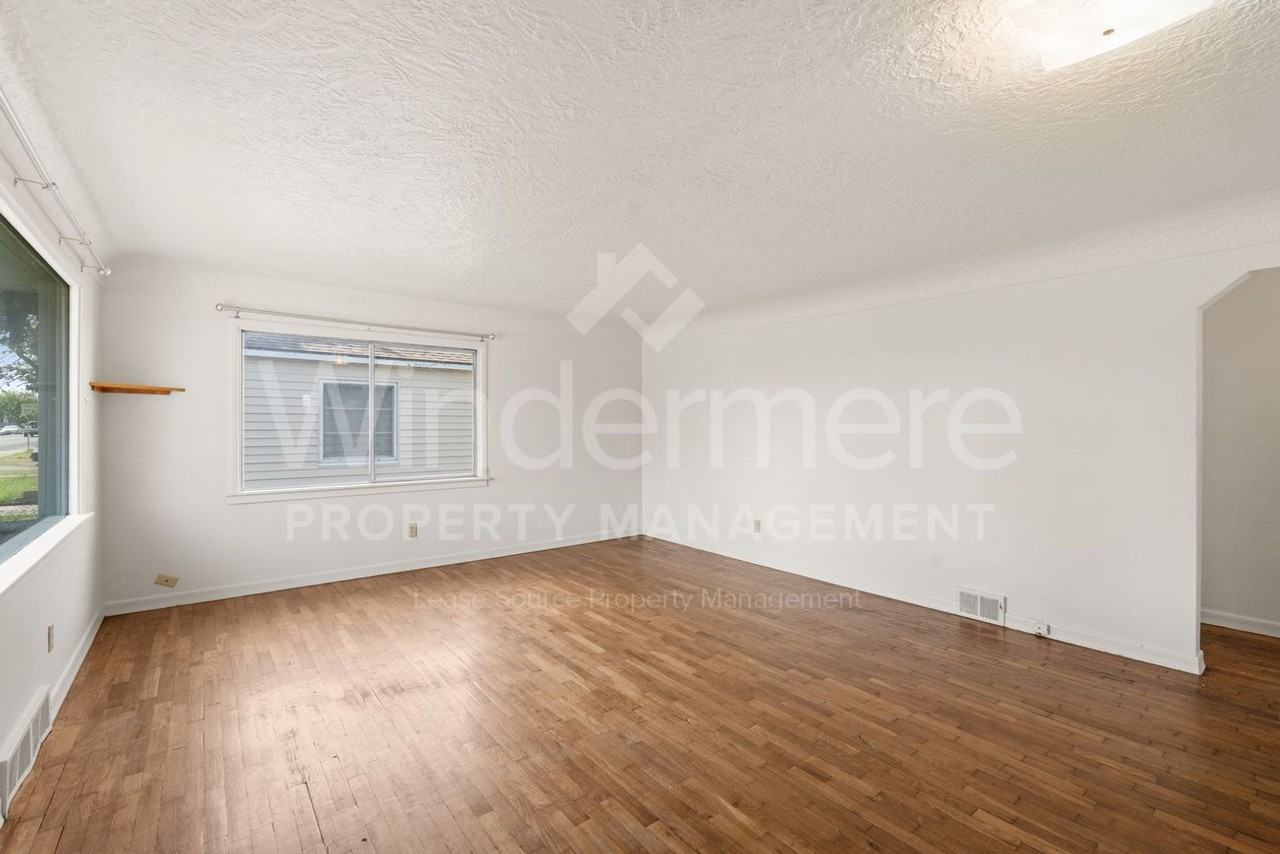 827 E Empire Ave - Photo 3 of 50