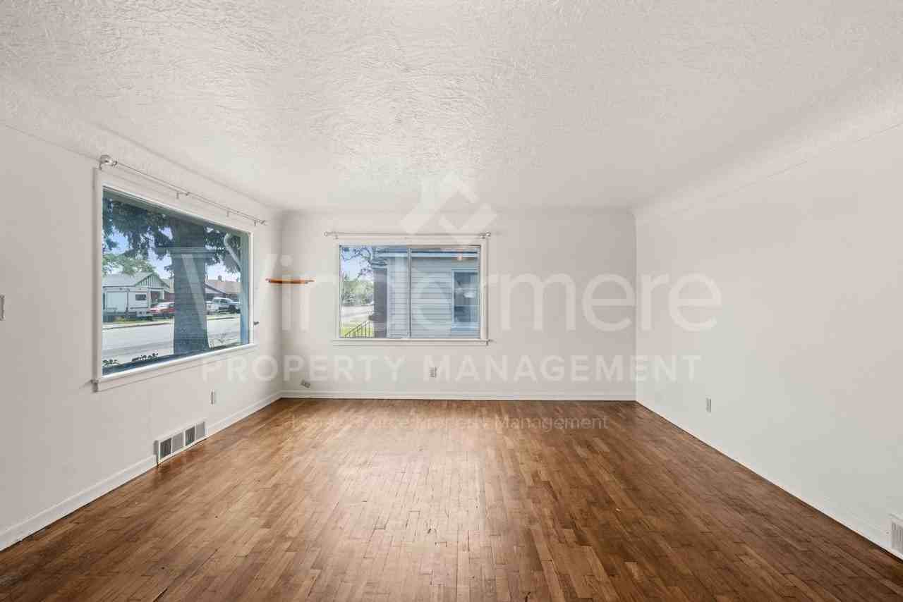 827 E Empire Ave - Photo 4 of 50