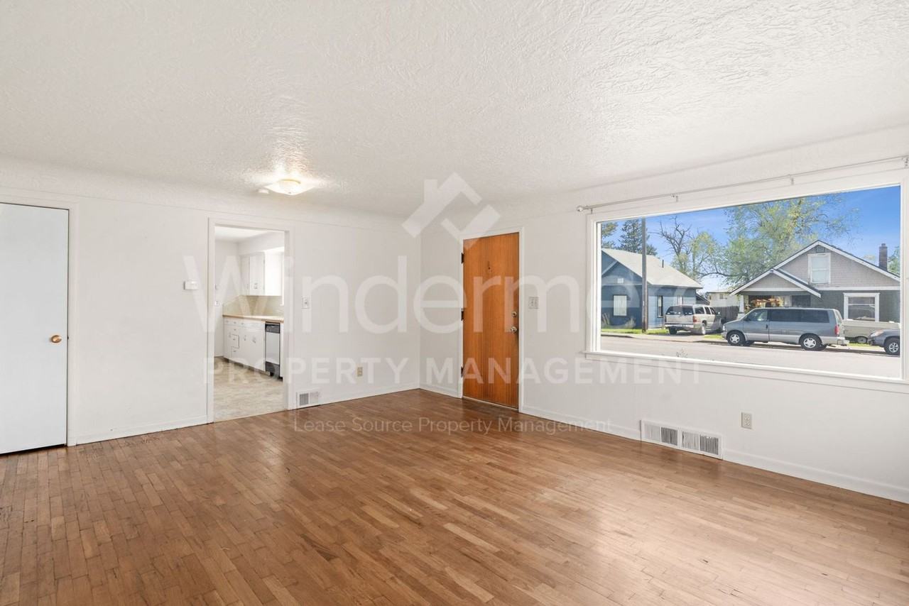 827 E Empire Ave - Photo 5 of 50