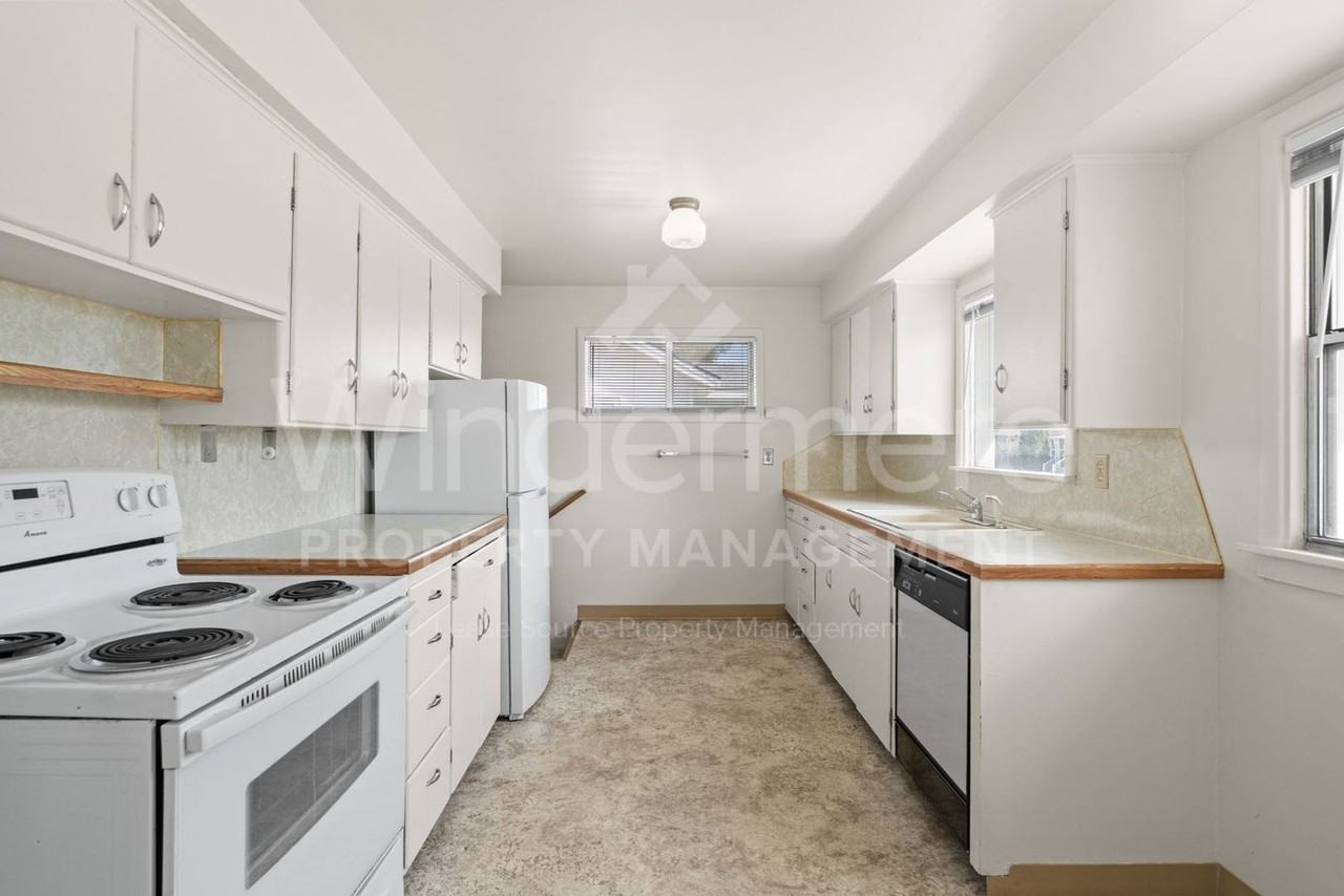 827 E Empire Ave - Photo 6 of 50