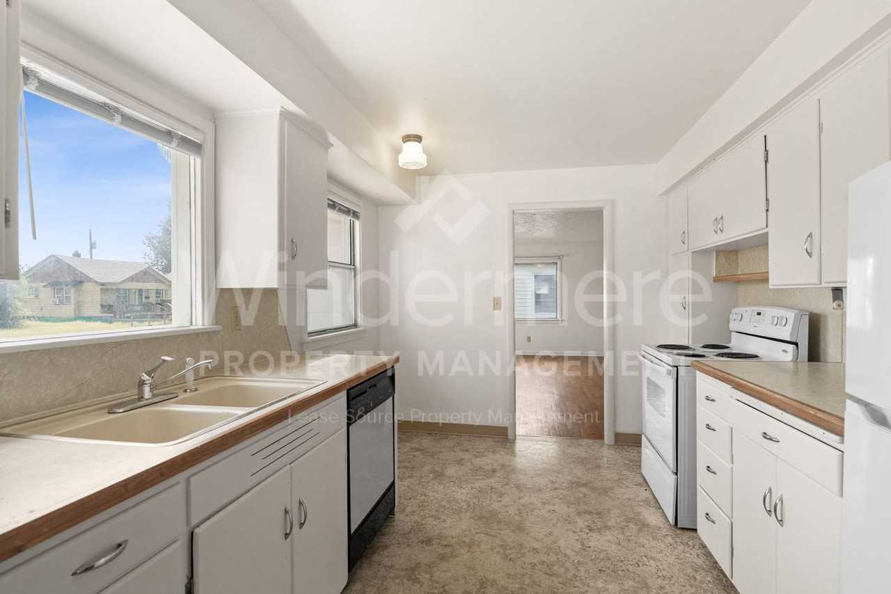 827 E Empire Ave - Photo 7 of 50