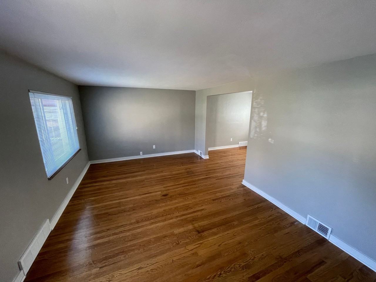 3271 Waltham Ave - Photo 4 of 26