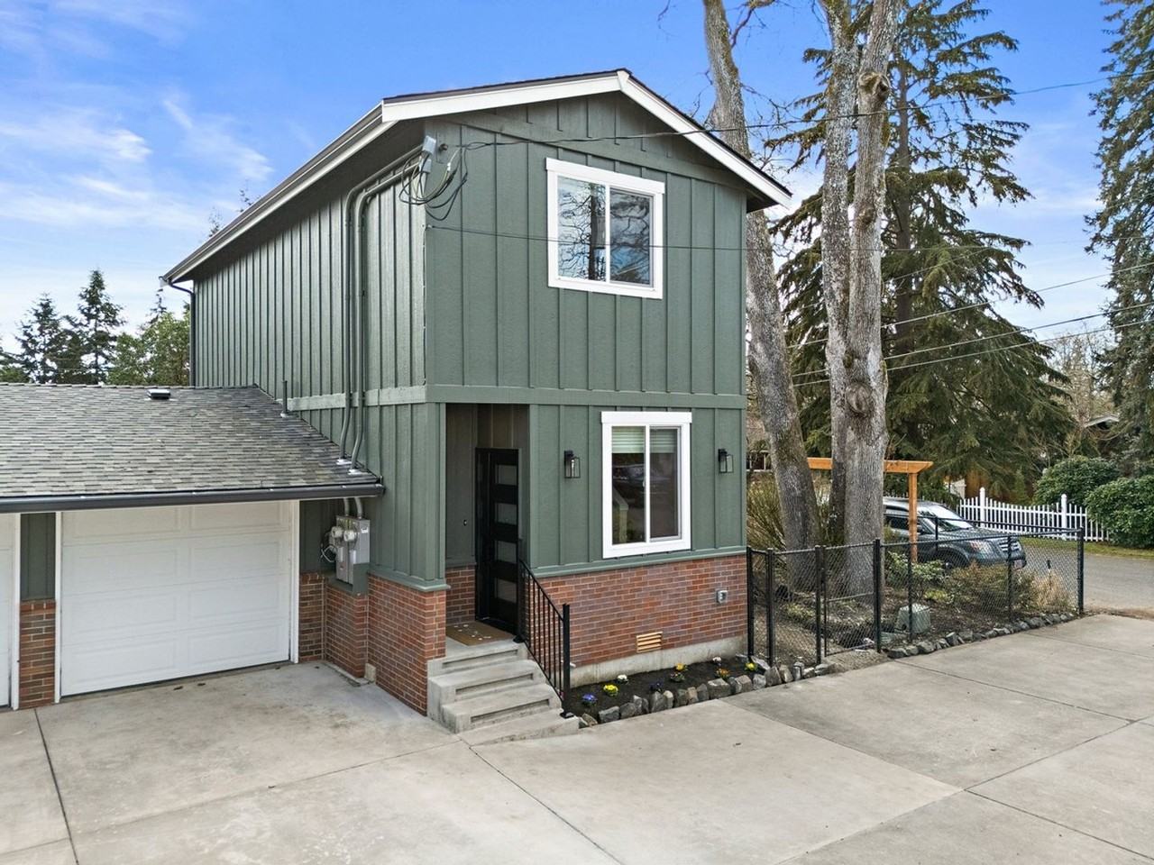 8511 Woodlawn Ave Sw - Photo 2 of 31