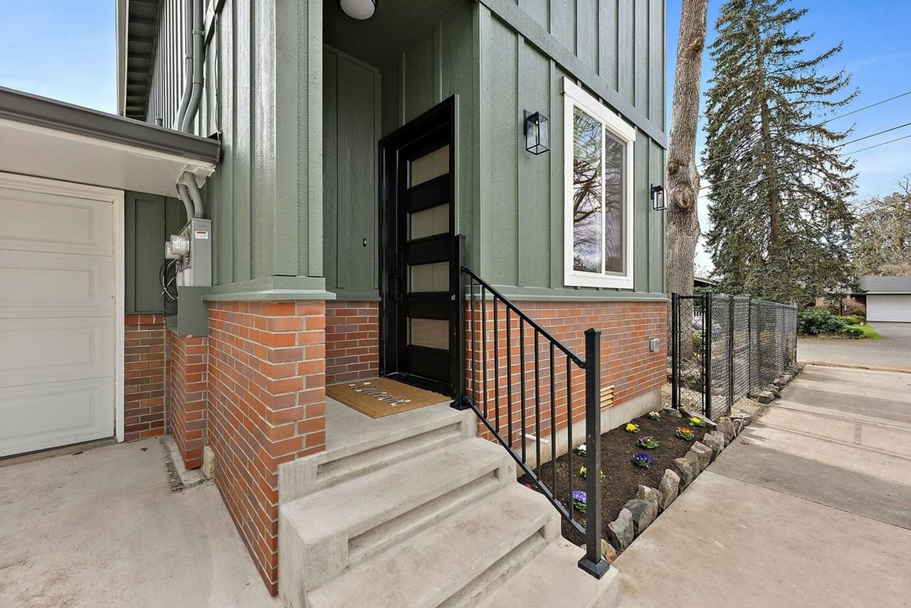 8511 Woodlawn Ave Sw - Photo 3 of 31