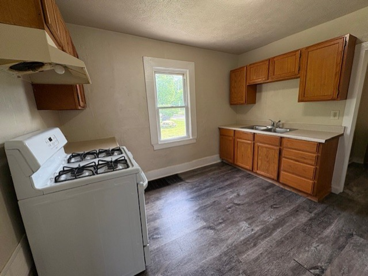 571 Chittenden St - Photo 4 of 11
