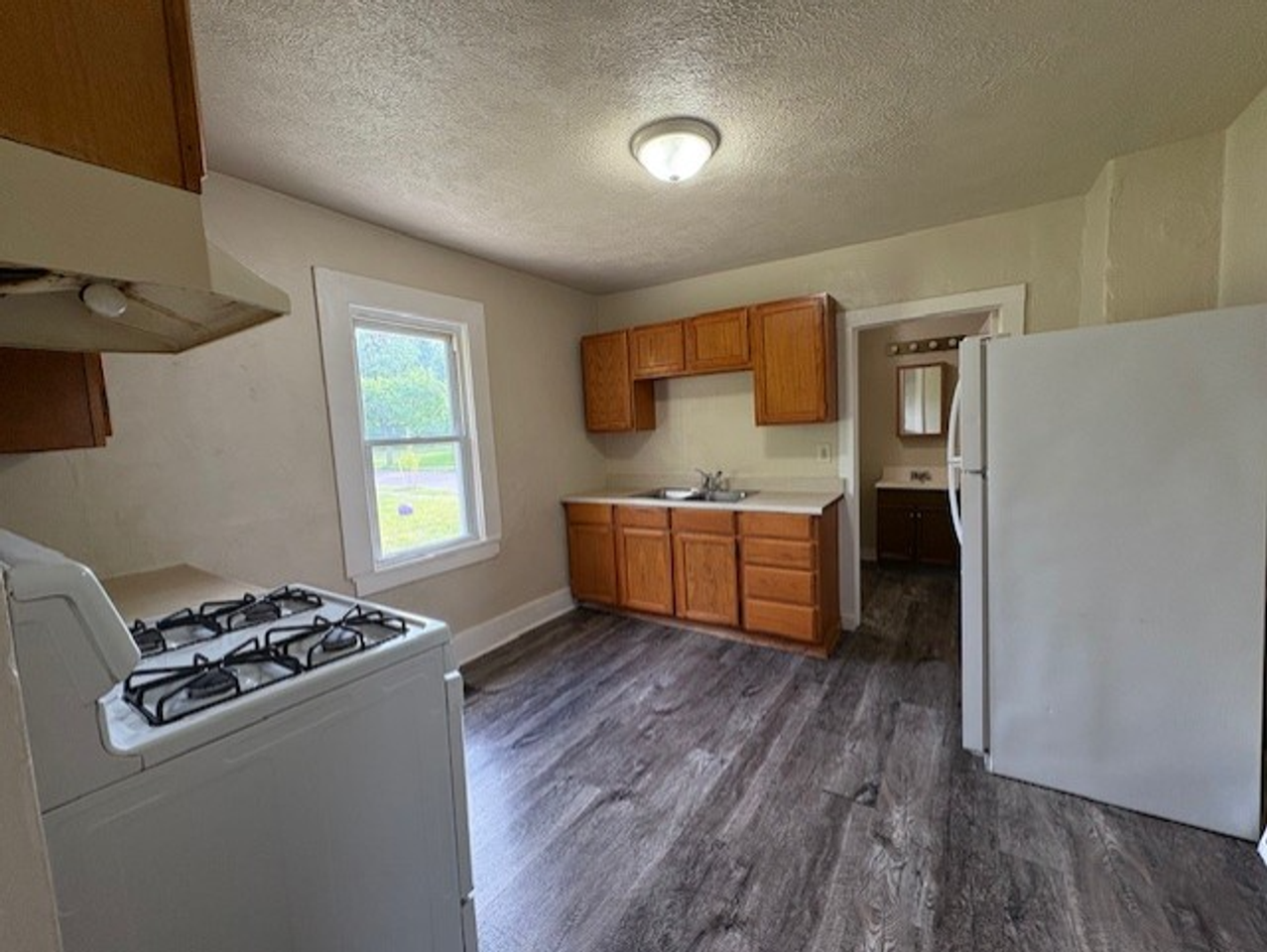571 Chittenden St - Photo 5 of 11