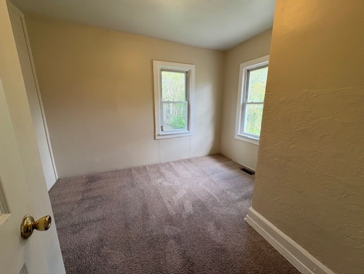 571 Chittenden St - Photo 7 of 11