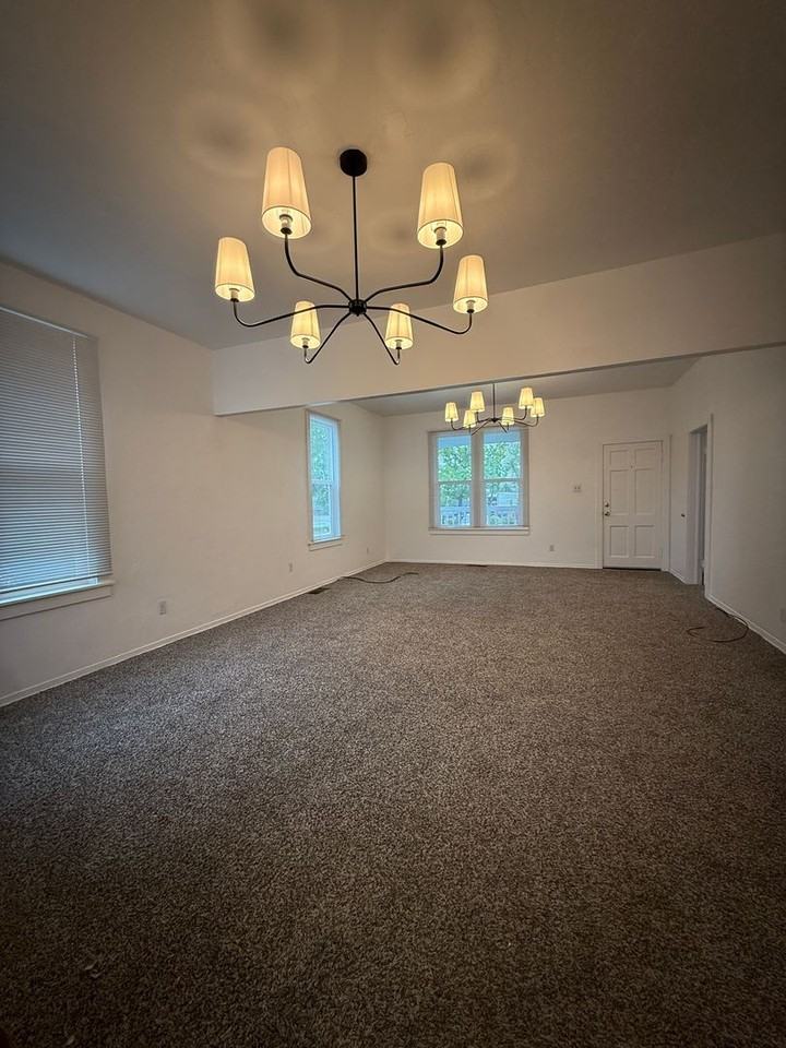 1144 Willis St - Photo 4 of 24
